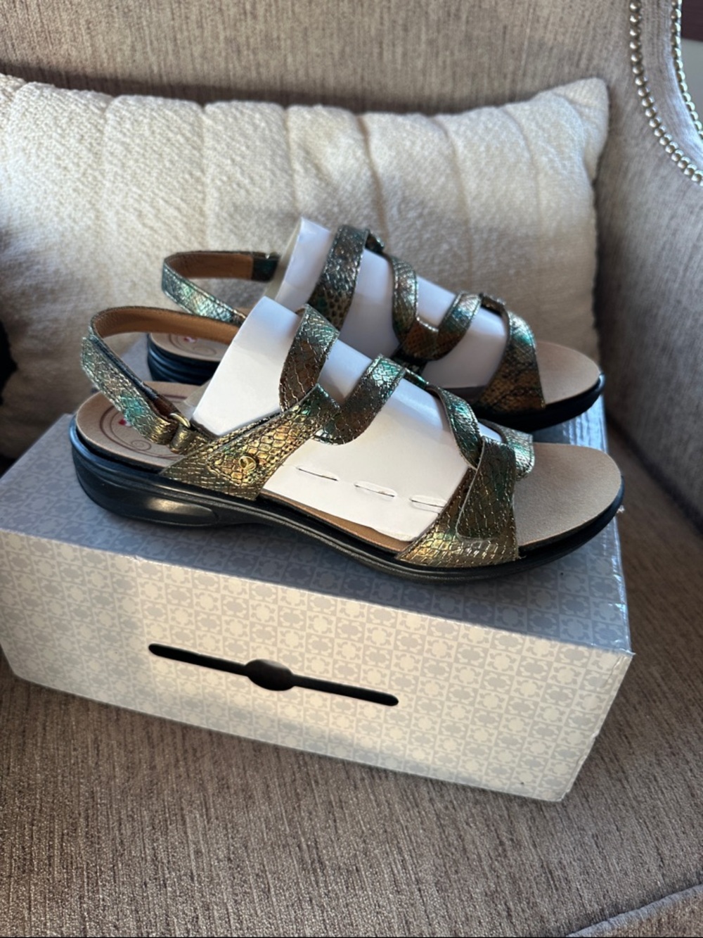 Revere Adjustable Strappy Leather Sandals Emerald size 10 W New in box.